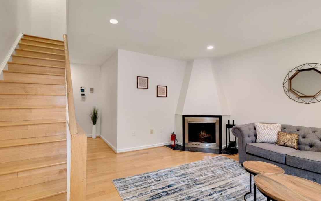 Arlington, VA 3Bedroom, 3Bath End Unit Townhome in Rosslyn