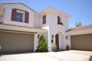 white-concrete-3-storey-house-206172