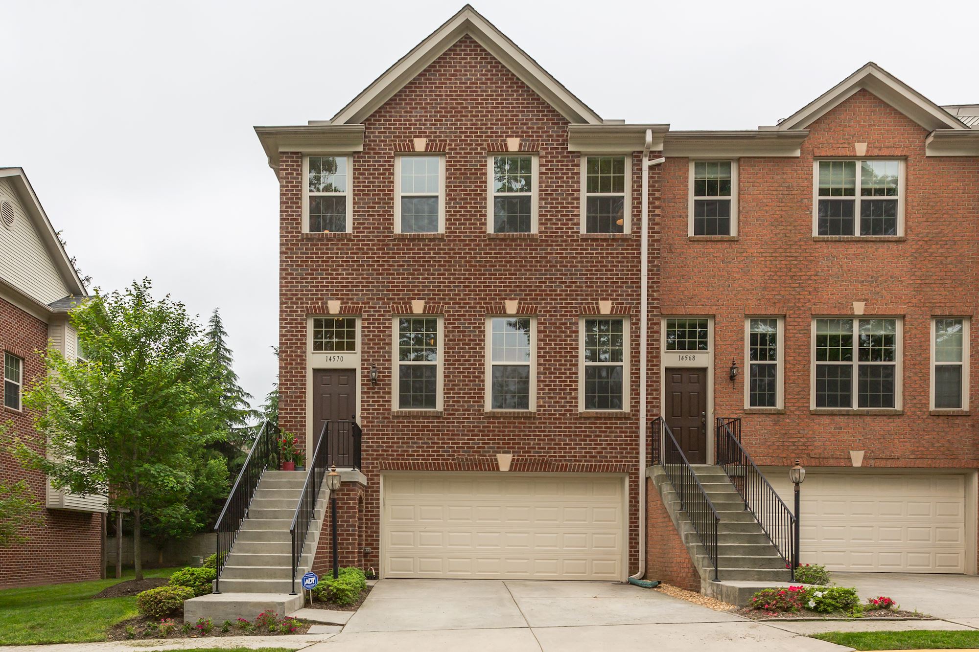 UNDER CONTRACT: 4 bd End-unit Townhouse in Centreville, VA