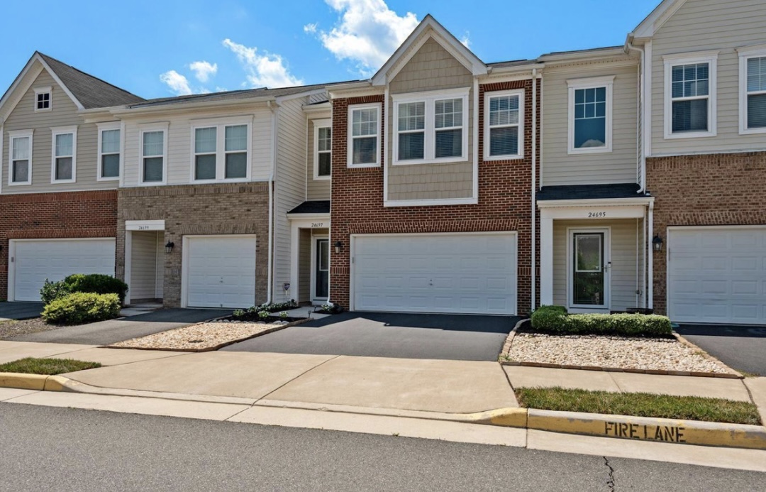 Just Listed: Modern Aldie, VA Townhome
