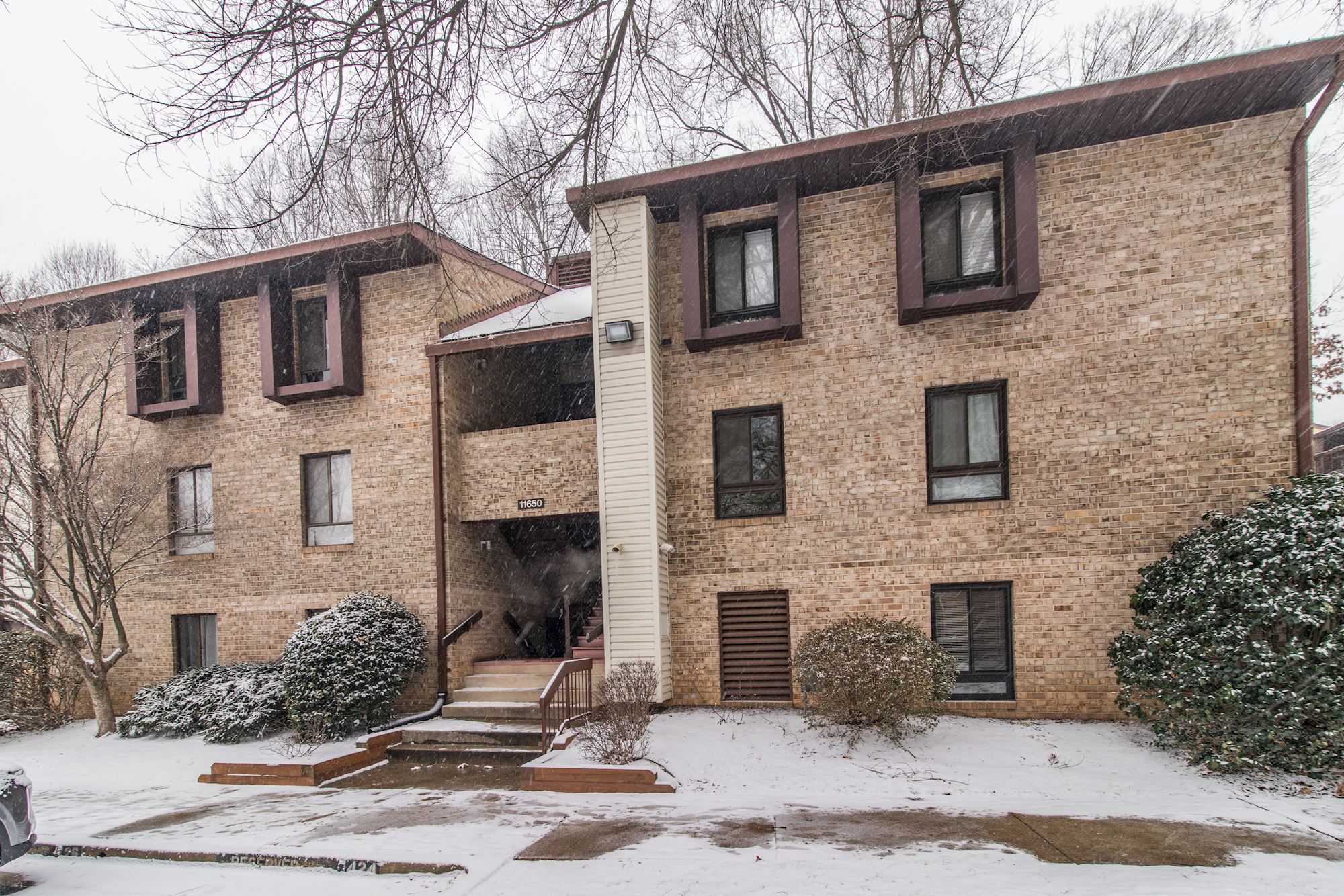 NEW LISTING: Open and Bright 2BD/2BA Condo in The Heart of Reston