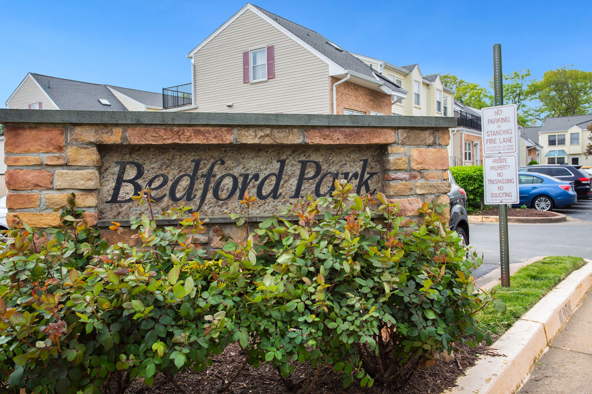Rarely Available 2 BD condo at Bedford Park in Sought After Lyon Park