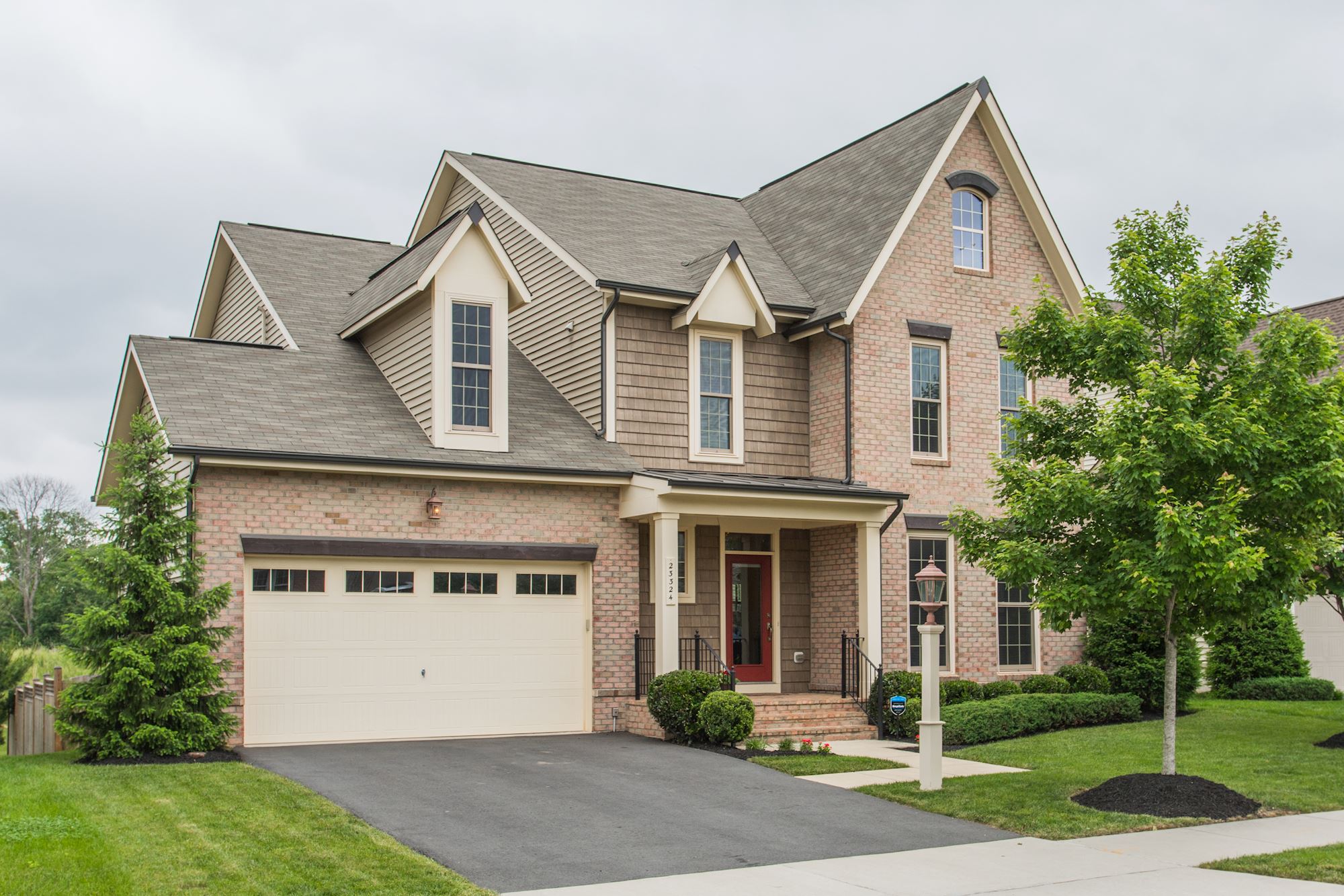 NEW LISTING: 4 BD Stunning Open Floor Plan Home in Ashburn