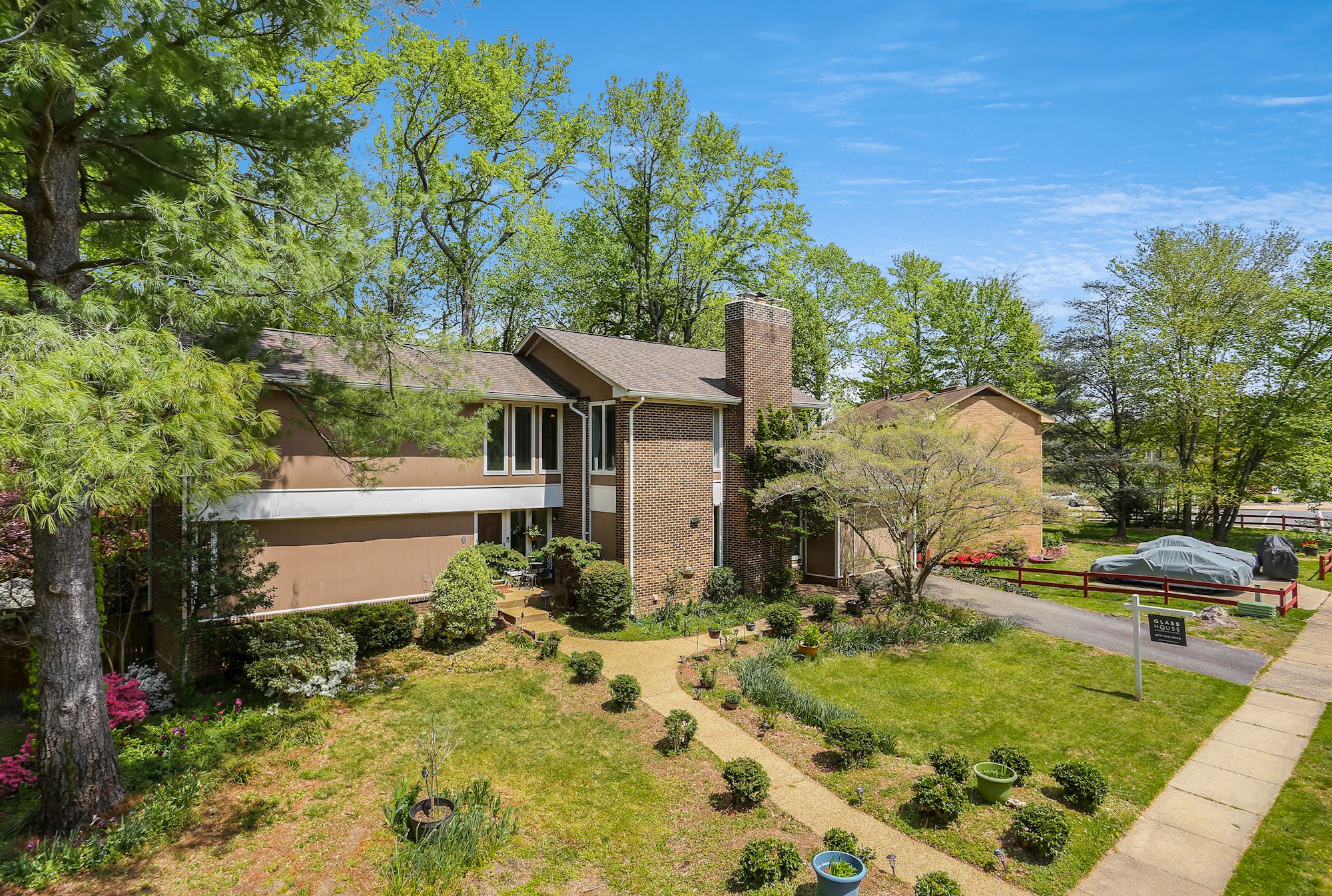 Mid Century Modern Beauty in Woodleigh Woods Community!